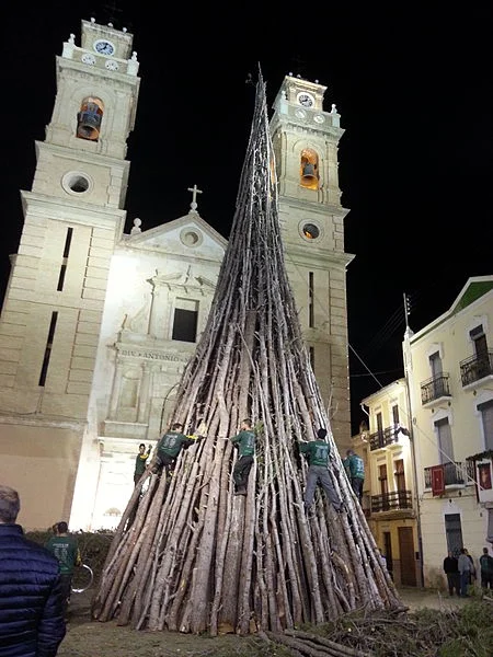 Festers muntant els foguerons de Sant Antoni